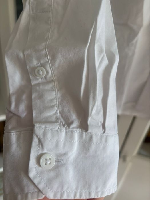 Moda męska - biała koszula ze stójką, granatowa ramówka. ONLY&SONS.
