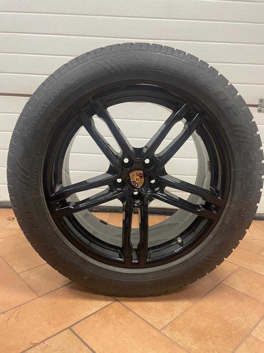 Колёса с оригинальными дисками и зимней резиной на Порше Макан 19 R