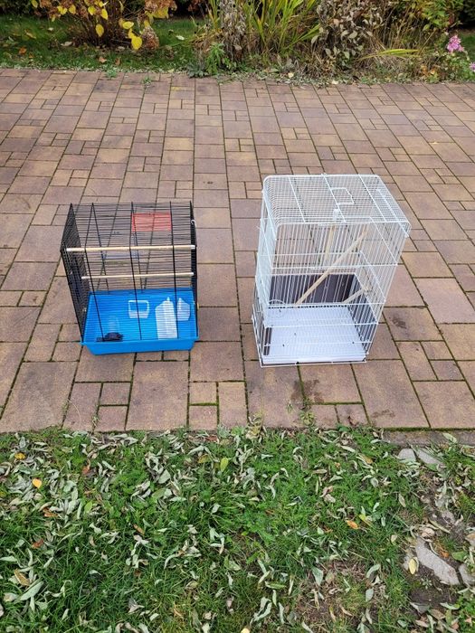 Dwie klatki na ptaki.