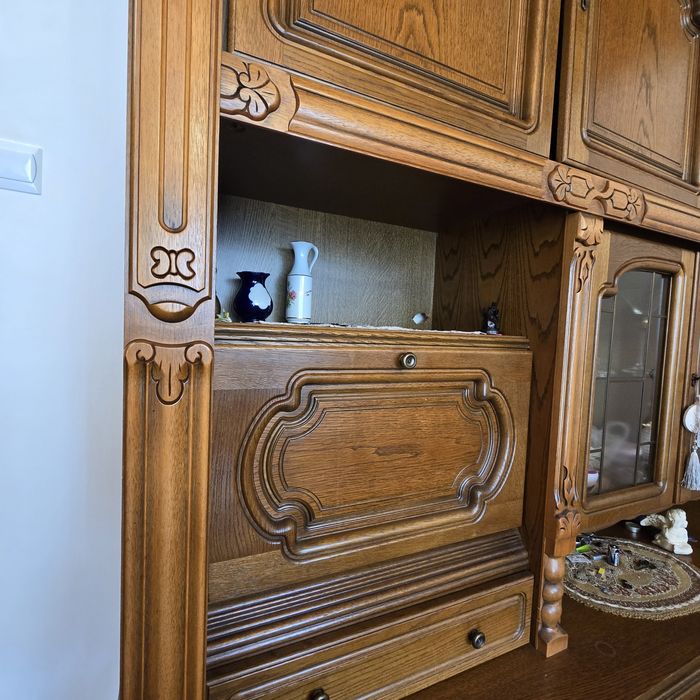 Stary kredens zdobiony - regał