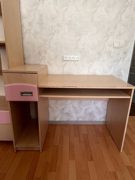 Шкаф зі столом в гарному стані.