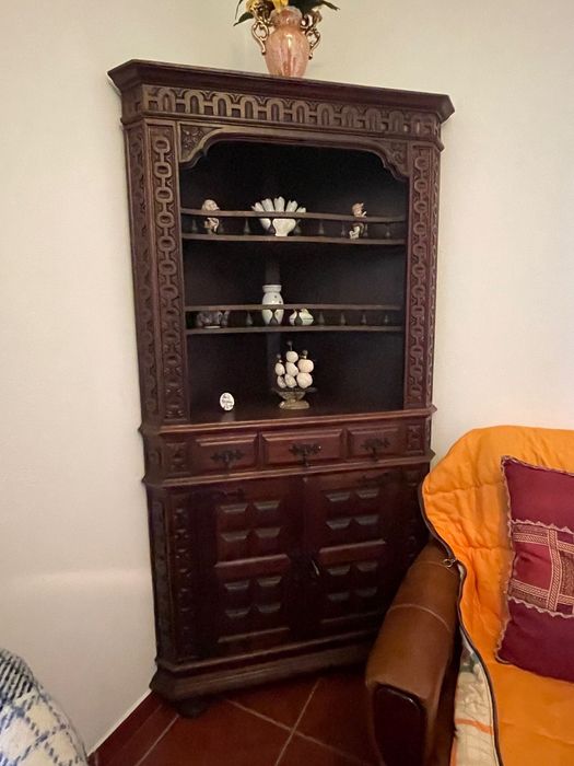 Móvel de canto com gavetas e portas para arrumação