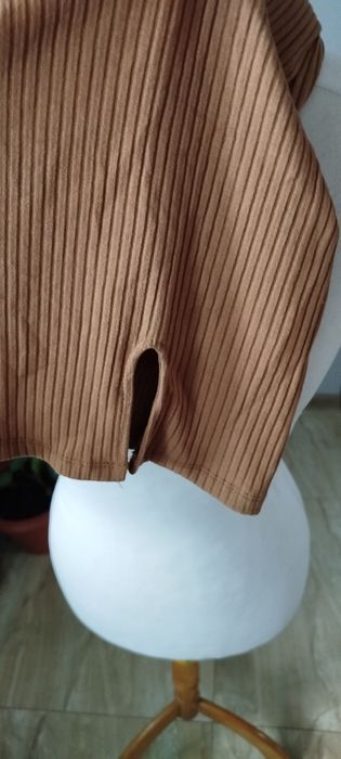 Prążkowana sukienka pull&bear m z rozcięciem