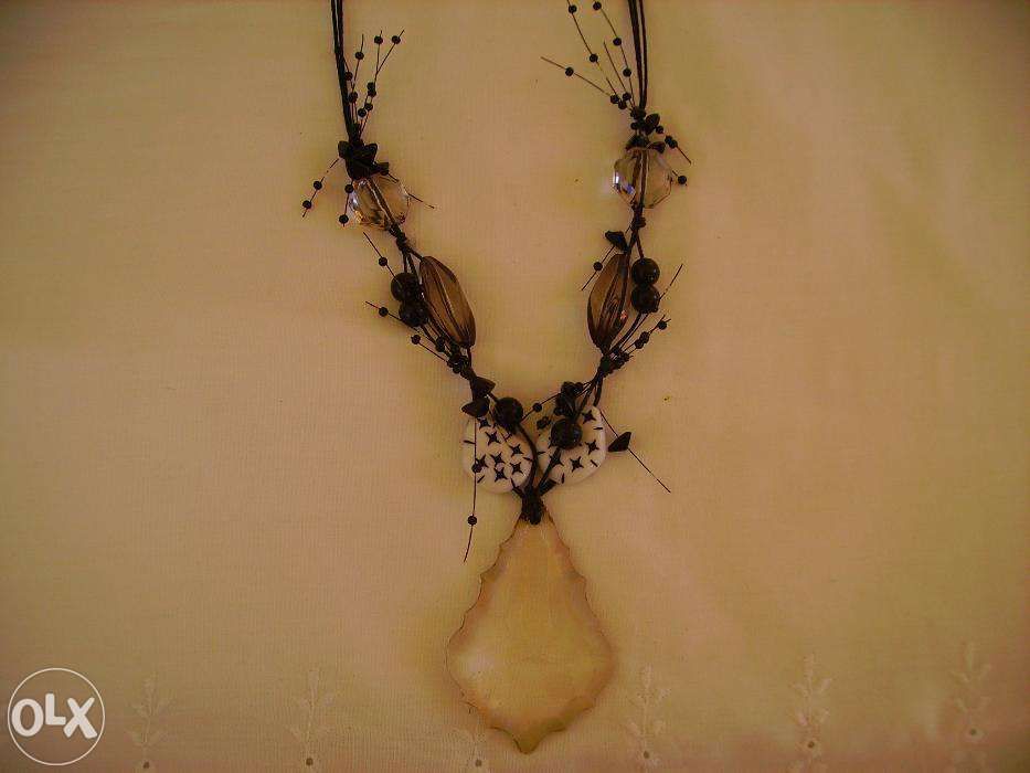 Colar Preto com vários materiais, moderno!