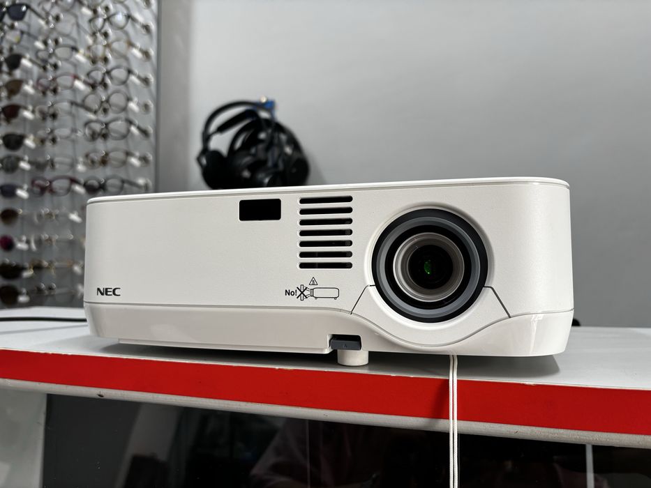 LCD-проектор NEC NP410G.Нова лампа,залишок ресурсу 96%