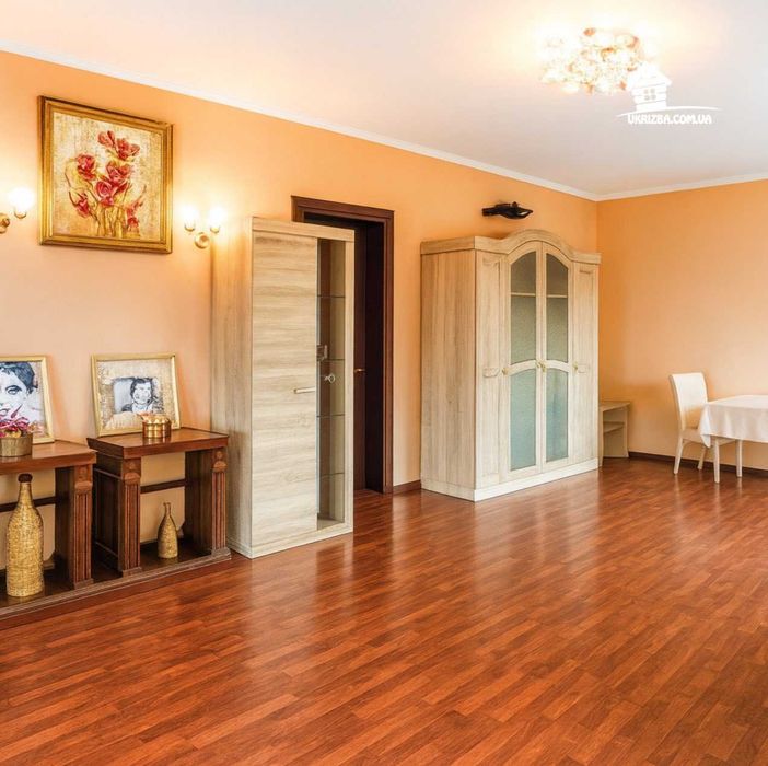 Київ. Будинок 280 кв. Ділянка 15 соток, до 15 осіб.