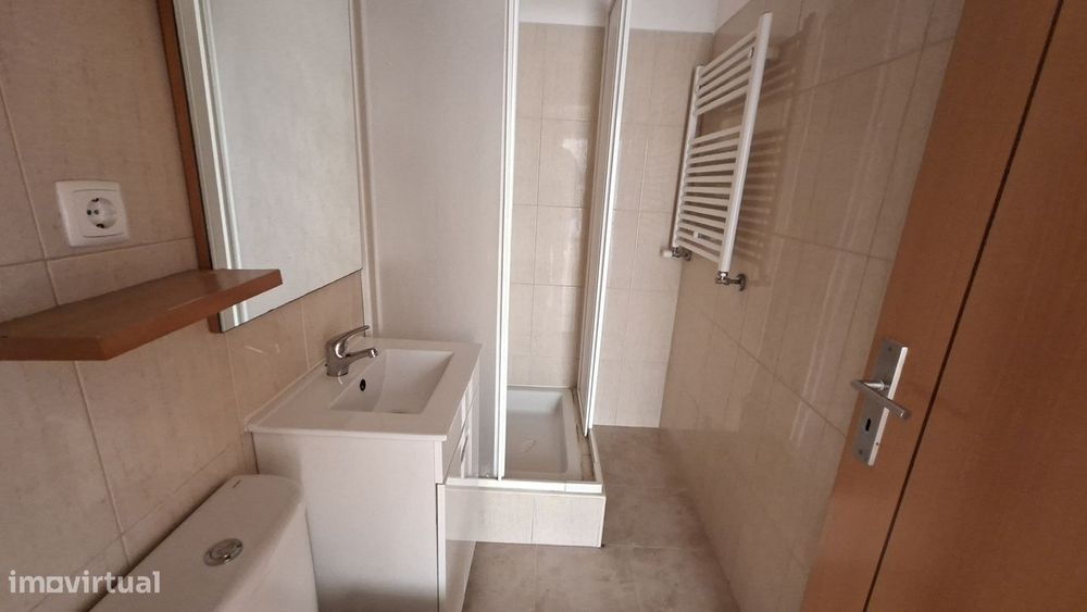 Apartamento T2 com 126m2, arrecadação e lugar  estacionamento Montijo.