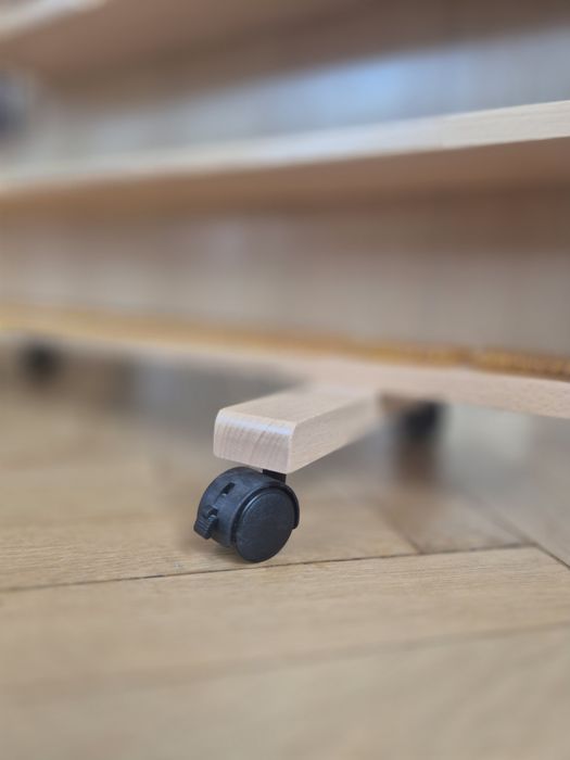 Regał z łańcuchami Montessorii