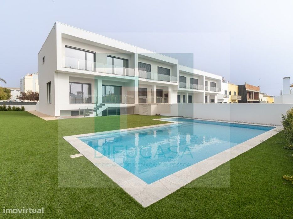 Moradia T3, rés do chão e 1º andar com Cave (Garagem + Arrumos) e P...