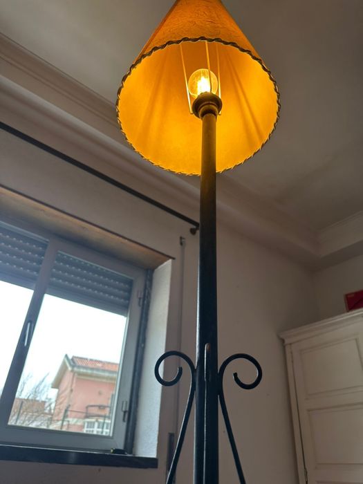 Candeeiro de pe em ferro vintage - luz ambiente