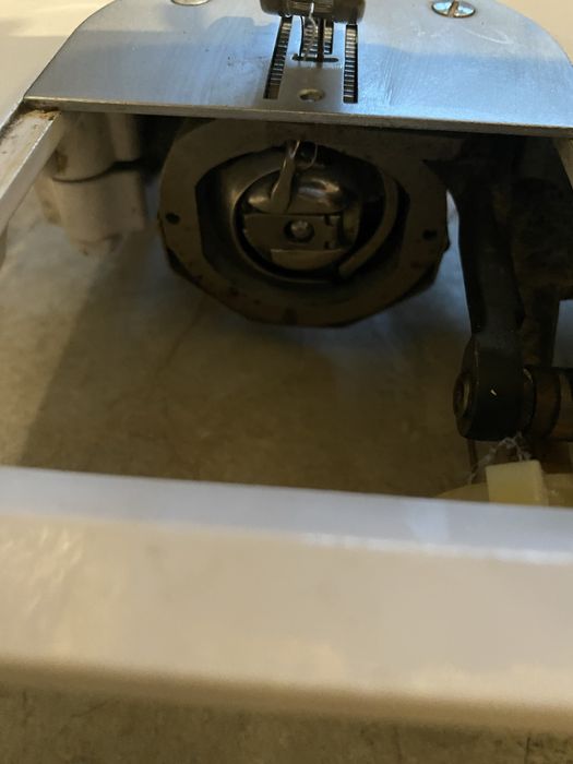 Продам швейную машинку Чайка142-м, б/у в хорошем состоянии