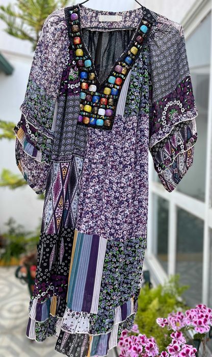 Vestido em seda e tule com pedraria