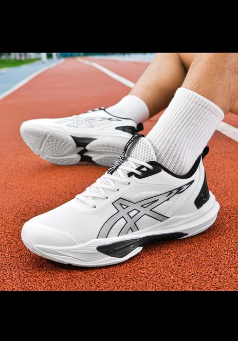 Кросівки ASICS для волейболу та тенісу.