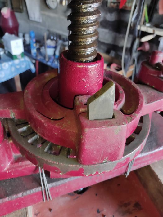 prensa de uva com rodas