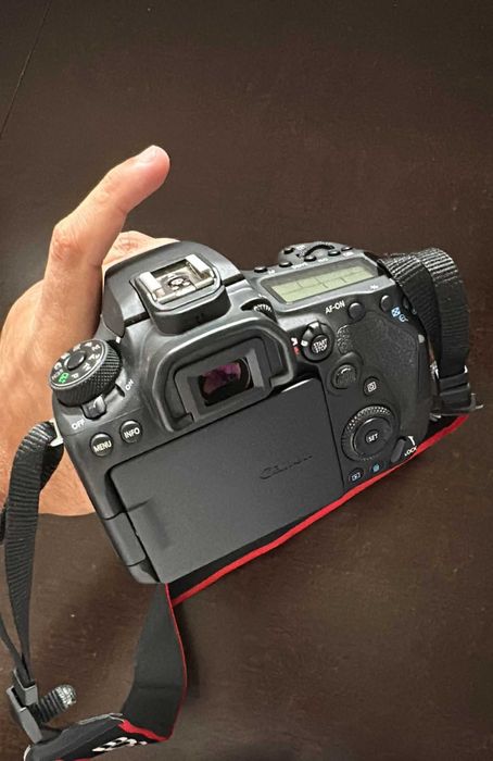 Máquina Fotográfica Reflex CANON EOS 90D + EF-S 18-135mm f/3.5-5.6