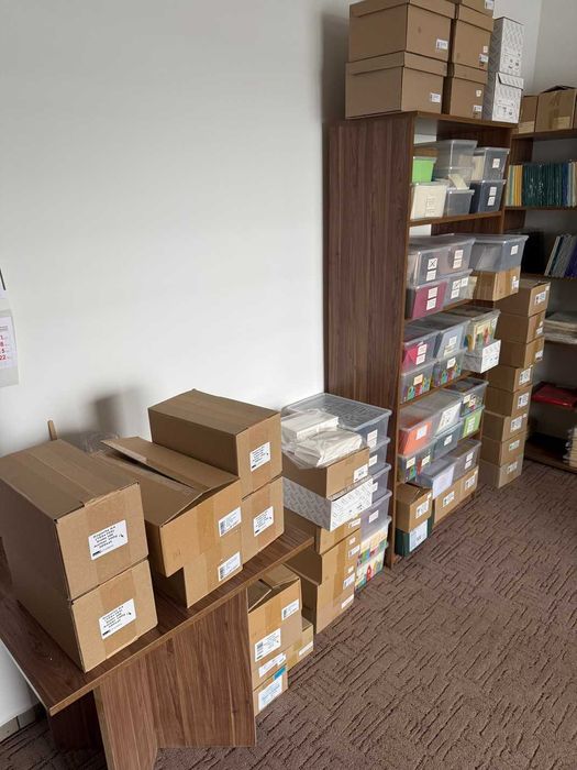 Syndyk sprzeda zestaw mebli biurowych