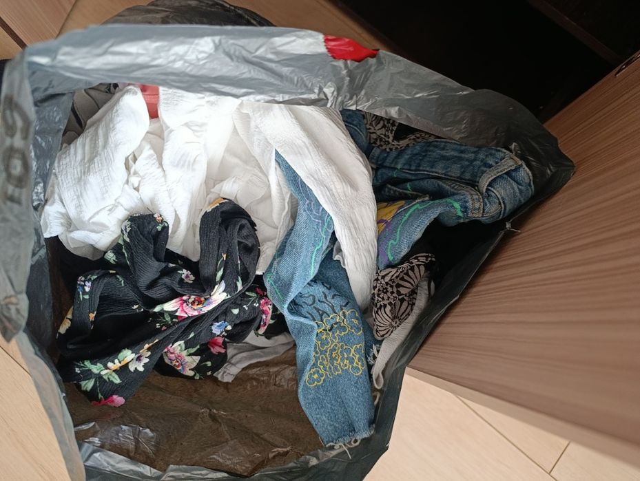 Worek ubrań damskich ale mogą się zdarzyć pojedyńcze męskie ubrania