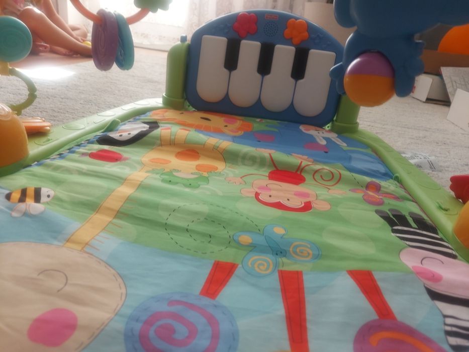 Mata z pianinkiem Fisher Price