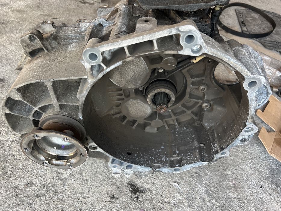 КПП Коробка передач 2.0 DCI VW Passat B6,7 Golf Touran Skoda 02q301103