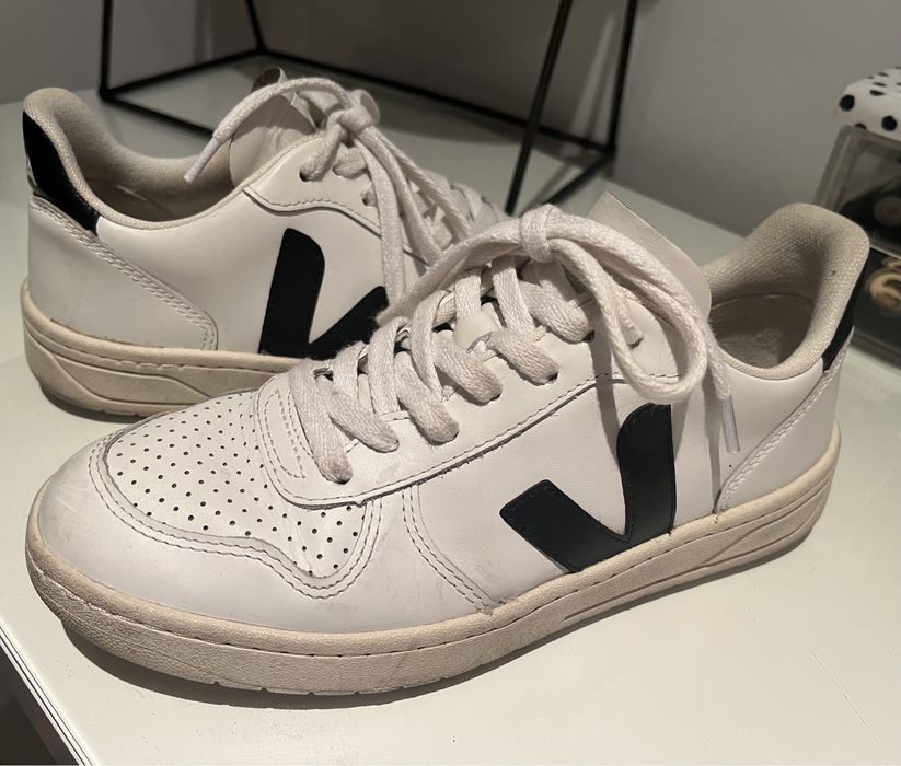 Sapatilhas Veja V-10 Leather Brancas com Preto TAM. 36