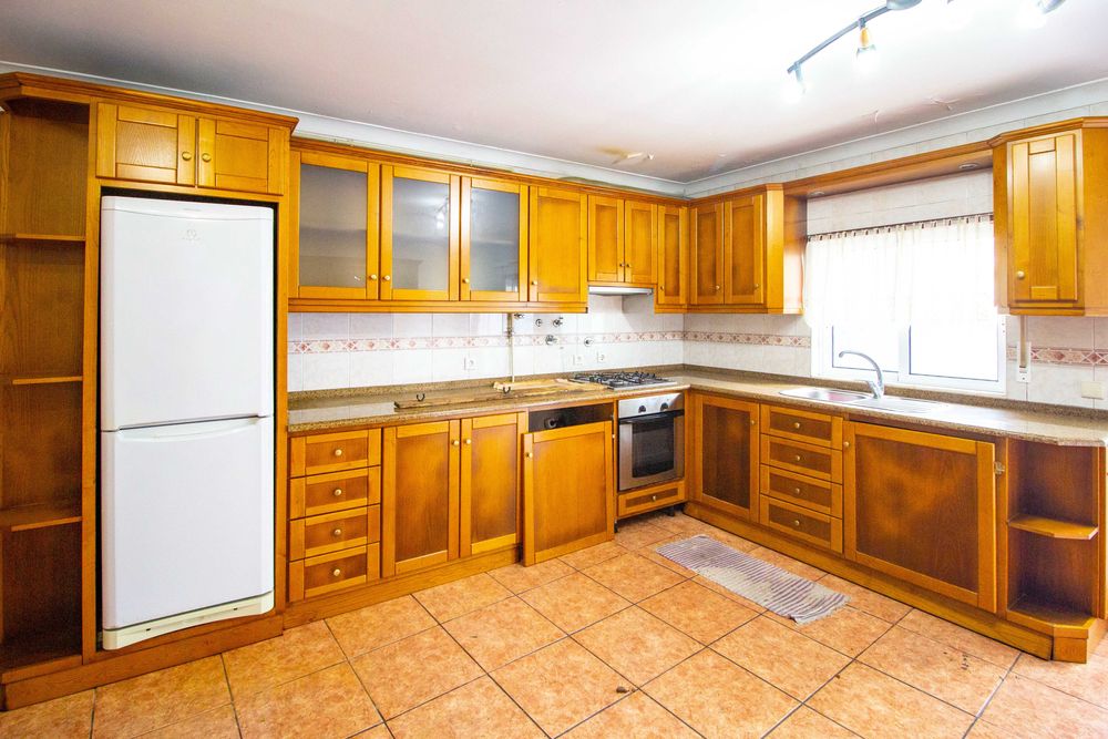 Conjunto de móveis de cozinha em madeira