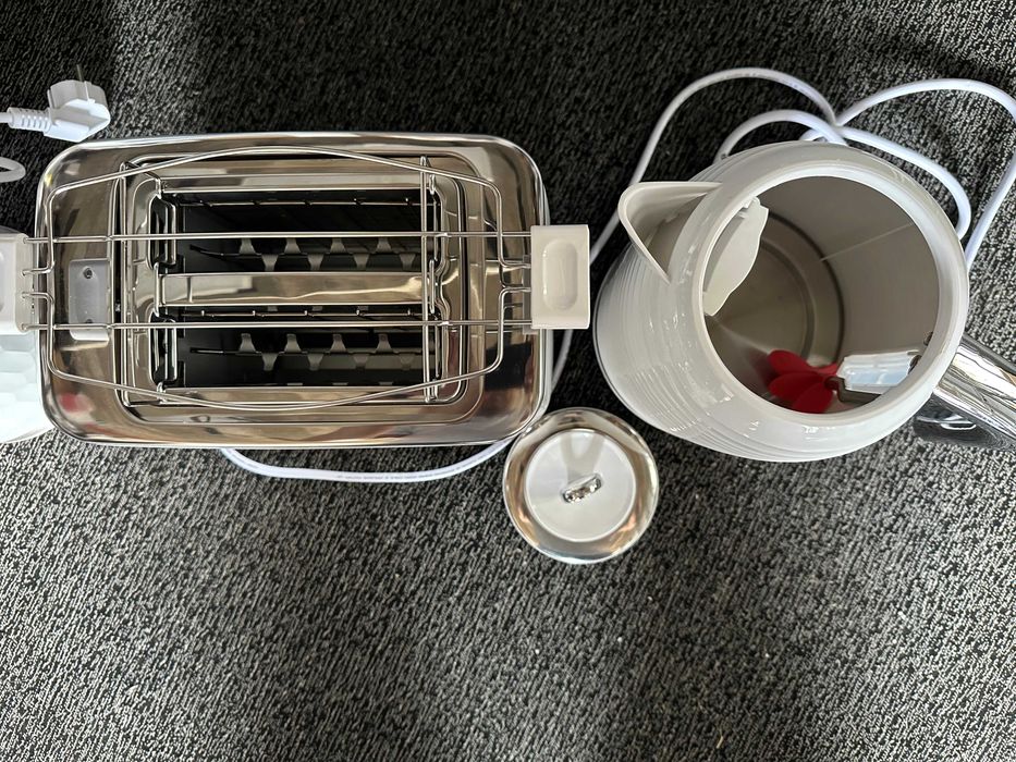 Електрочайник  з тостером Russell Hobbs Inspire