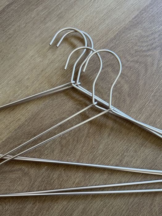 Conjunto cabides dourados