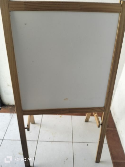 Vendo quadro a zis de um lado e a lápis de cera do outro lado