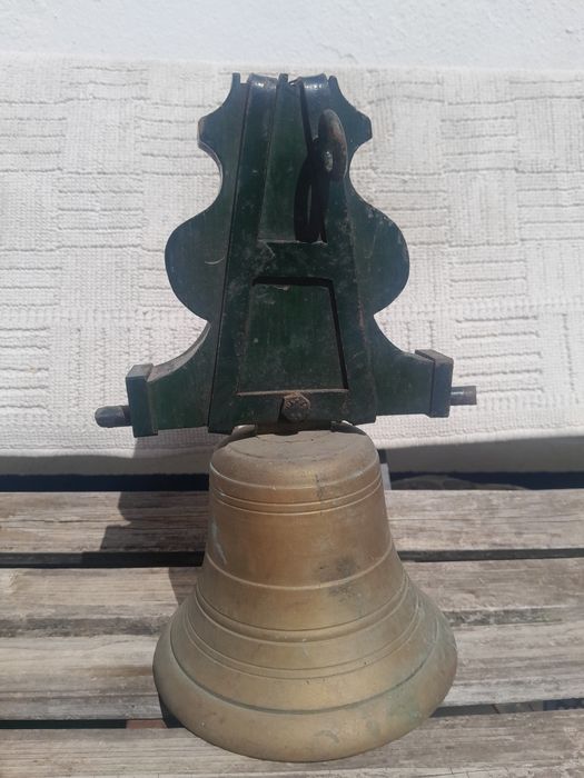 Sino Antigo em Bronze com Suporte de Madeira (2.5 kg)