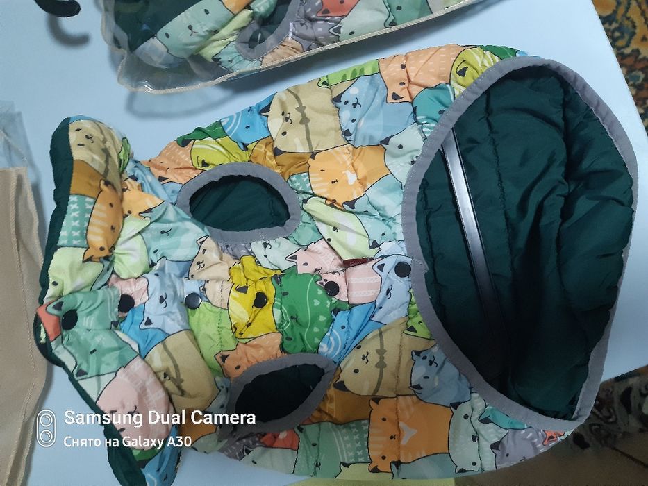 Продам  тёплую двустороннюю  жилетку  для собак