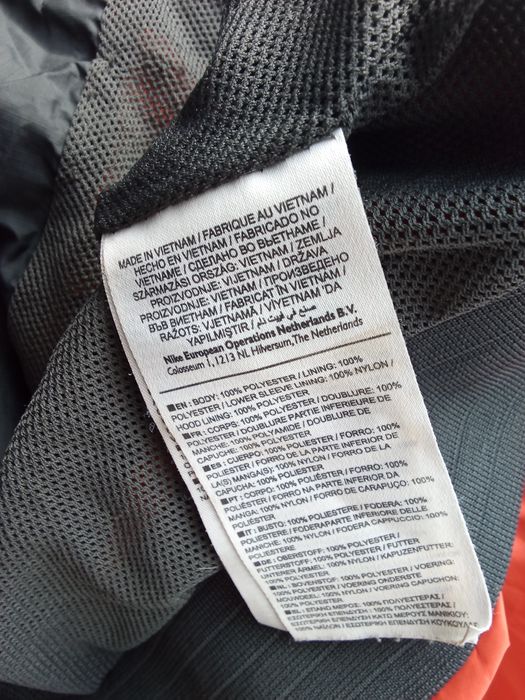 Czarno czerwona kurtka wiatrówka Nike