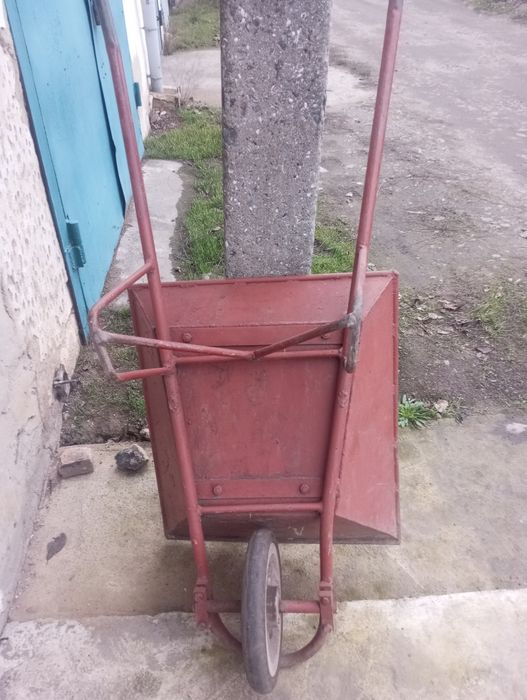 Тачка металлическая крепкая.