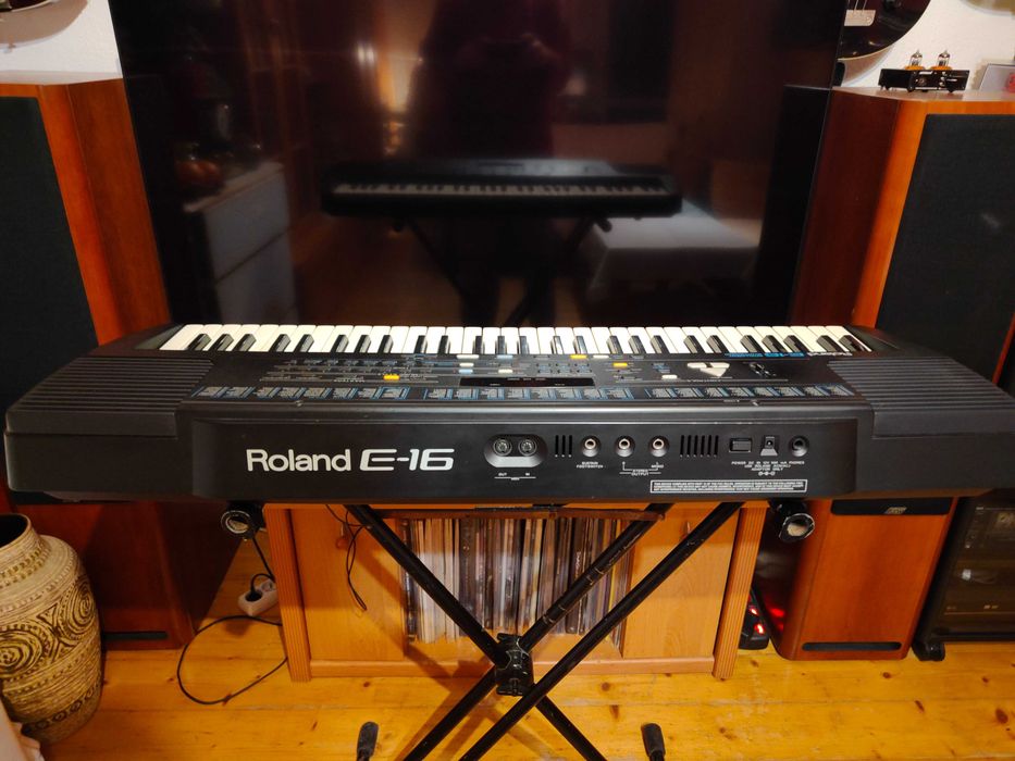 Roland E-16 syntezator keyboard