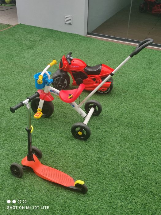 Mota, triciclo e trotinete