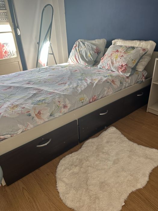 Cama completa com colchão, estrado, gavetas e mesa de cabeceira