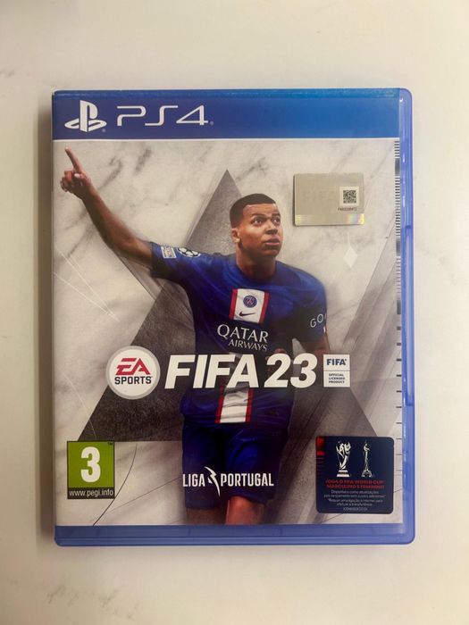 PS 4 Slim como nova com 2 comandos e 11 jogos