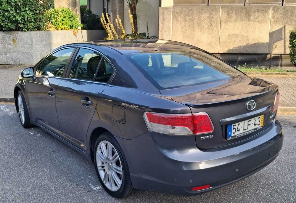 Toyota Avensis T27, ano 2010, motor Diesel económico e fiável.