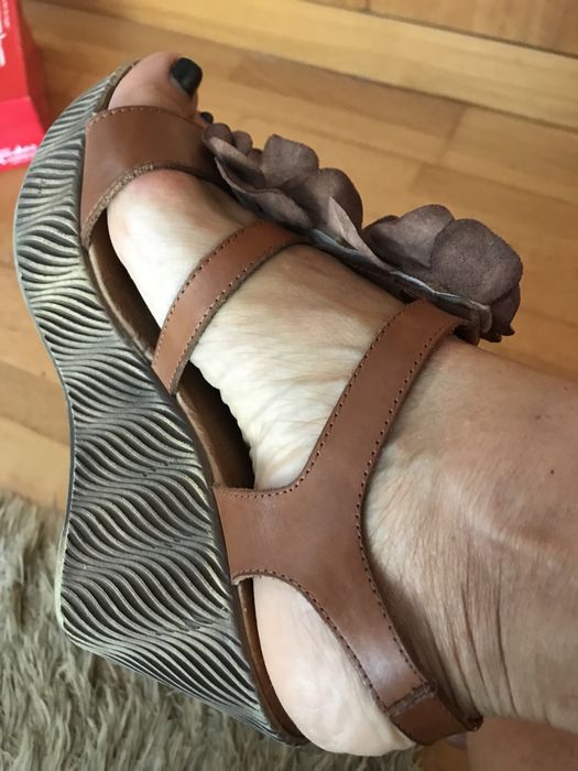 Sandálias camel marca Tapadas