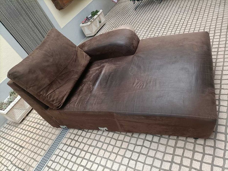 Sofá com chaise longue e mesa centro tipo puff