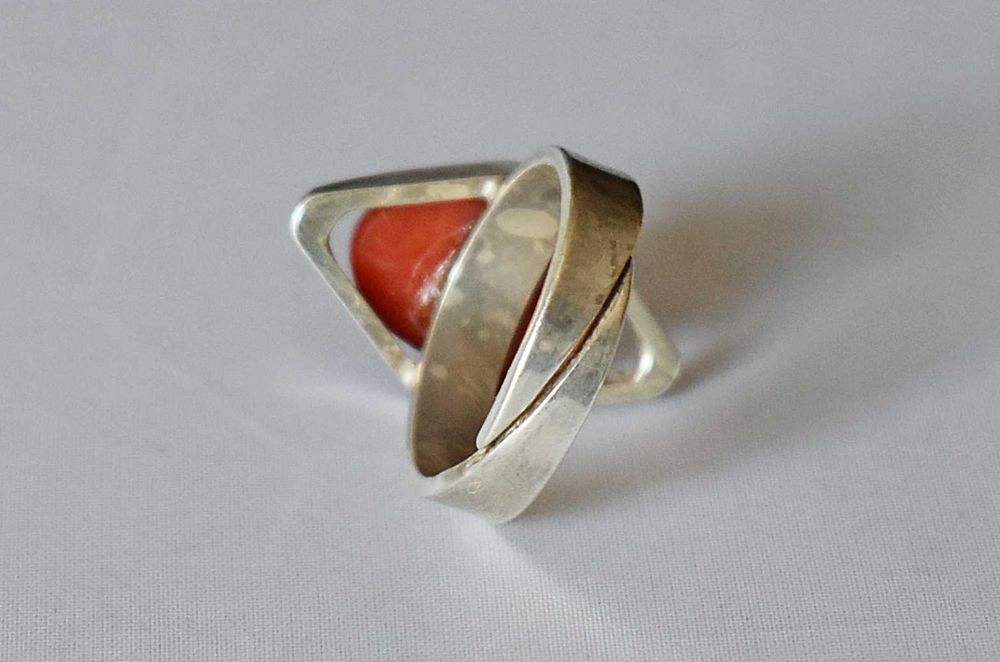 Pierścionek z naturalnym koralem