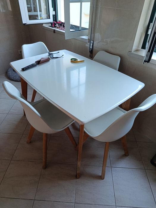 Conjunto de mesa cozinha e 4 cadeiras Sklum