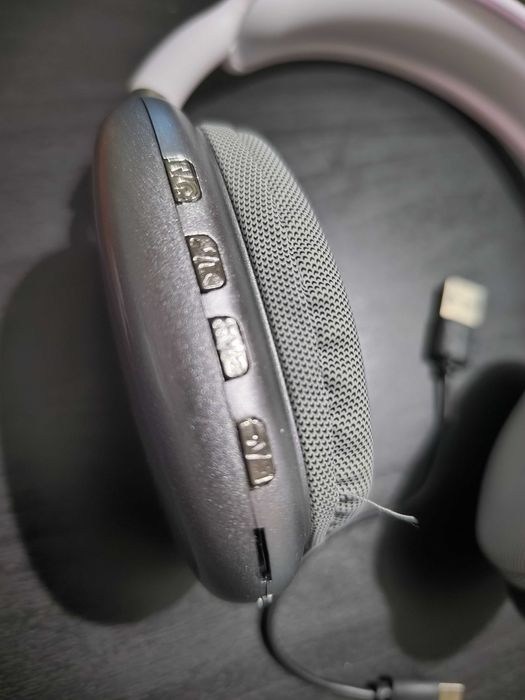 Auscultadores brancos e prateados