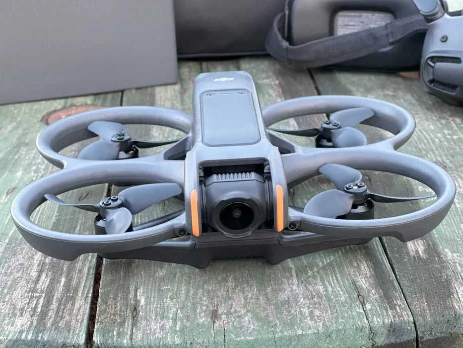 Dron DJI Avata, kontroler , 3 akumulatory.