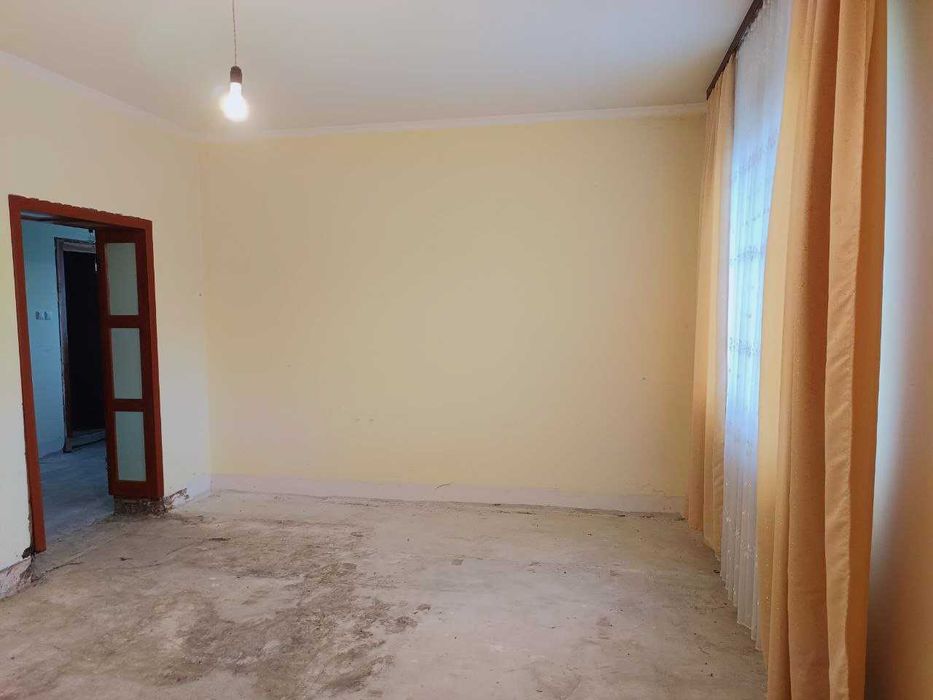 Просторий сучасний будинок з ремонтом, є-відновлення, постанова