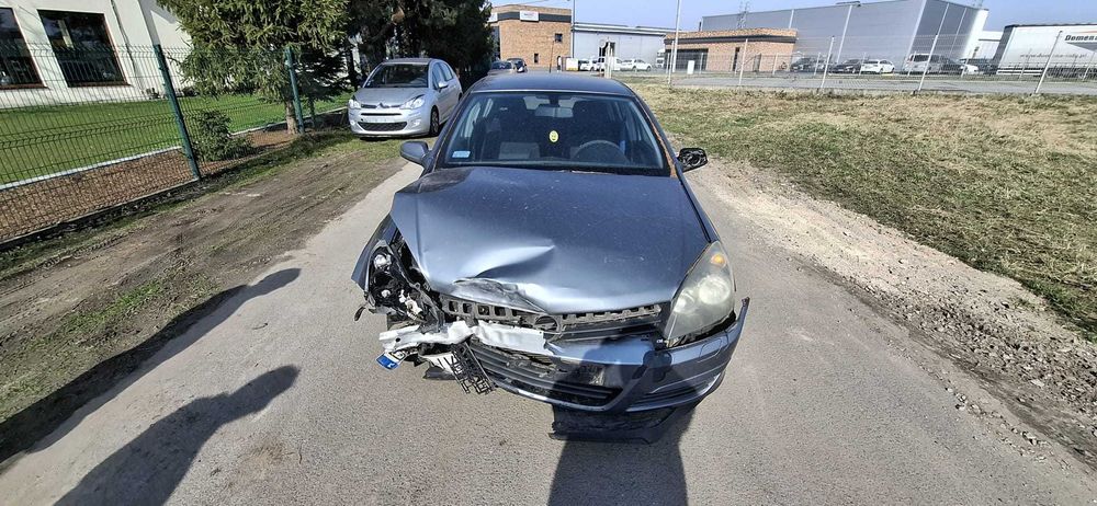 Opel Astra rocznik 2005 uszkodzony