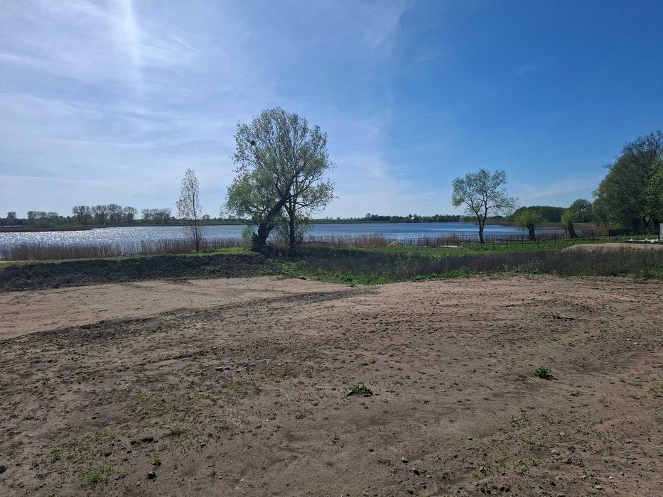 Sprzedam działkę nad jeziorem z linią brzegową, blisko Torunia.