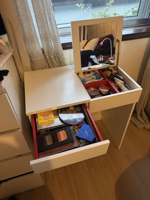 Penteadeira de maquiagem compacta e funcional