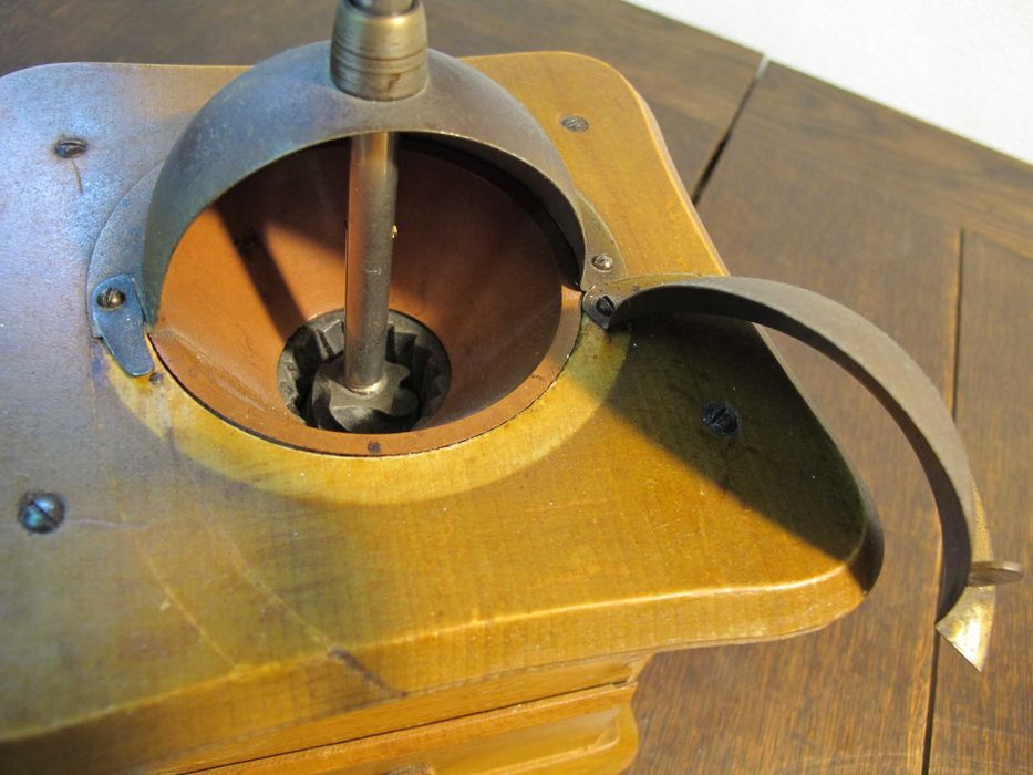 Zabytkowy drewniany młynek Schawrzwaldmuhle lata 30-te.