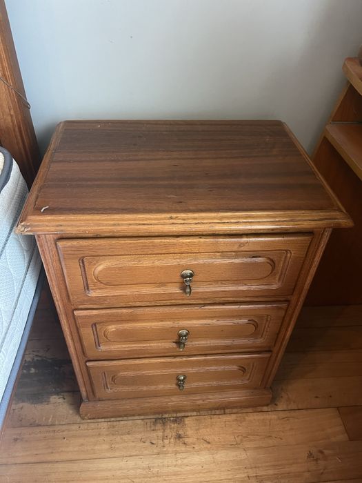 Cama de casal + 2 mesas de cabeceira + cómoda