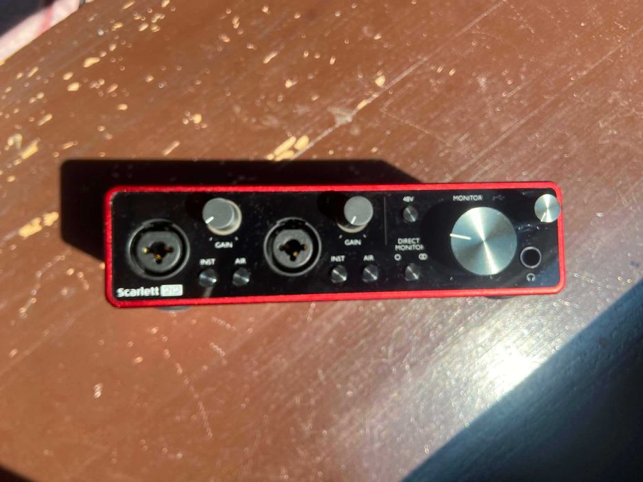 Focusrite 2i2 3rd gen interfejs audio, stan idealny, folia z tyłu
